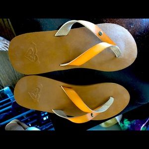 Roxy tan leather flip flop